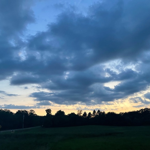 SUMMER CLOSET CLEAN OUT! - Picture 1 of 1